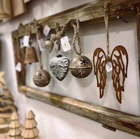 Starý drevený okenný rám, 