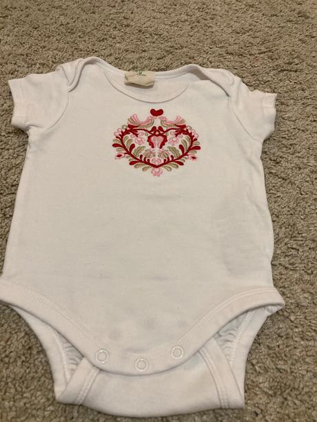 Body s folklornou vysivkou, 74