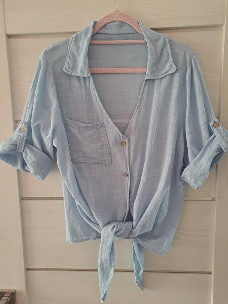 Modrá blúzka s uzlom, 