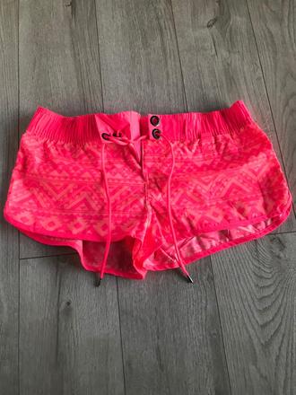 Krásne krikľavé šortky, 38
