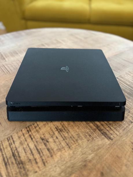 Ps4 + ovladace + stanica na nabijanie, 