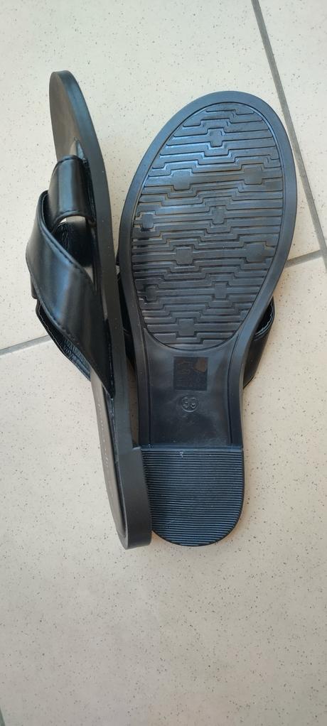 Čierne šľapky, 39