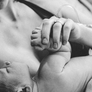 Môžem dlhodobo užívať bylinky na podporu dojčenia?