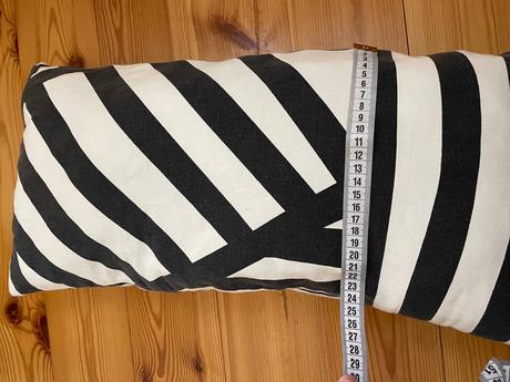 Vankúšik s grafickým motívom, 