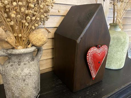 Drevený dekoračný domček a drevené okienko, 