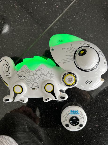 Robo chameleón na diaľkové ovládanie,