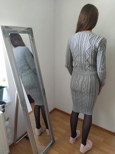 Sivý pletený komplet sveter a sukňa, s