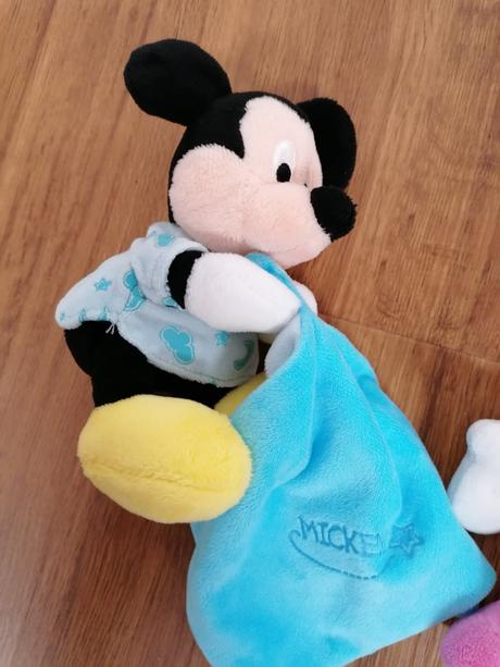 Mickey mouse a minnie,