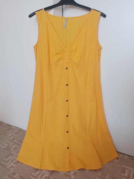 Žlté šaty s gombičkami, l