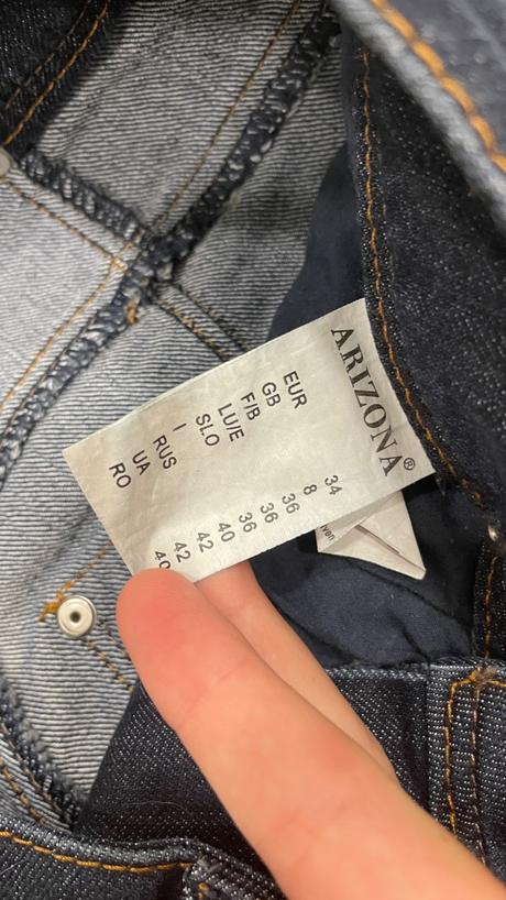 Obtiahnuté džínsy, 34