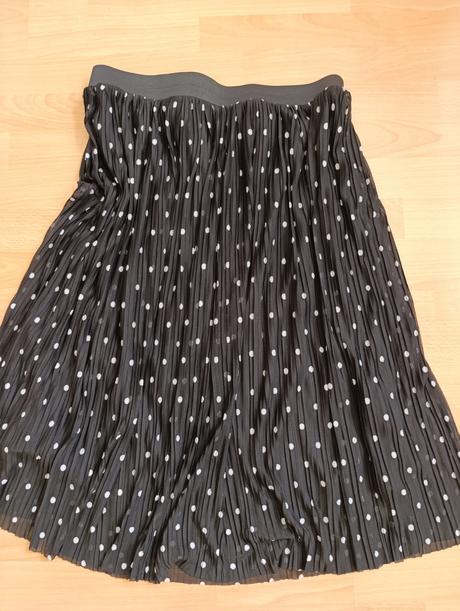 Bodkovana sukňa, 44