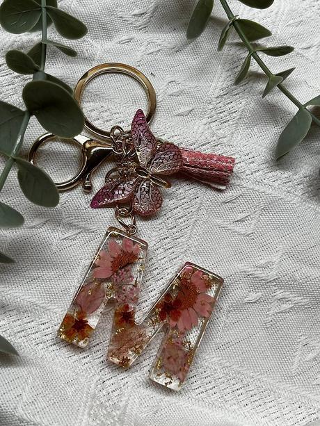 Ručne vyrobené živicové kľúčenky, 