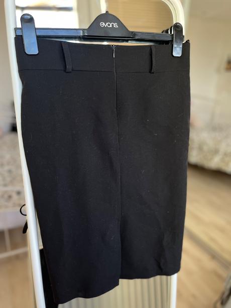 Čierna midi elegantná sukňa, s