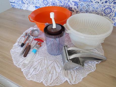 Ručný šľahač, plastové nadoby do kuchyne,, 