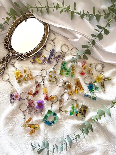 Ručne vyrobené živicové kľúčenky, 