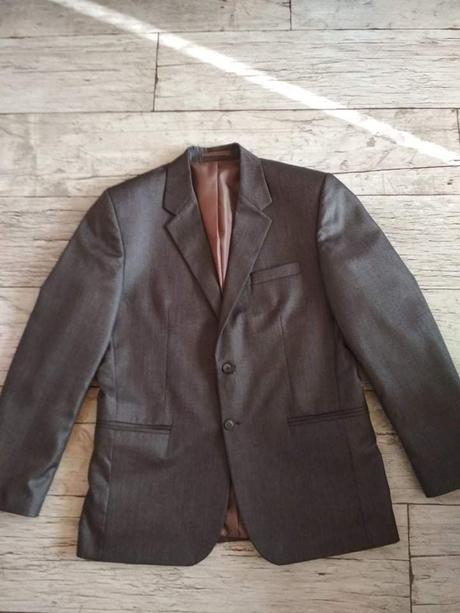 Oblek s košeľami a kravatou, 48