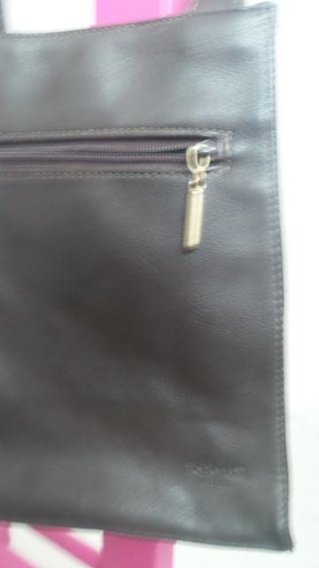 Mala kozena tmavohneda kabelka,