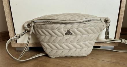 Krásna dámska kabelka medicine, medicine