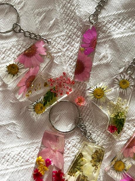 Ručne vyrobené živicové kľúčenky, 