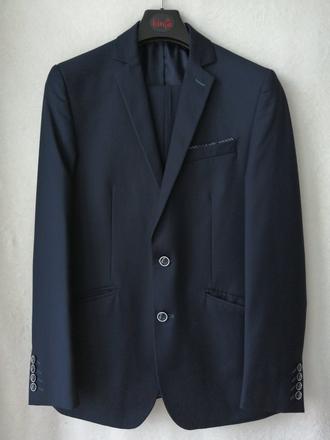 Kvalitný tmavomodrý oblek, 48