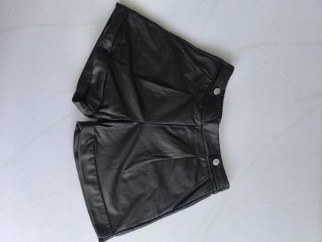 Koženkové kraťasy, 146