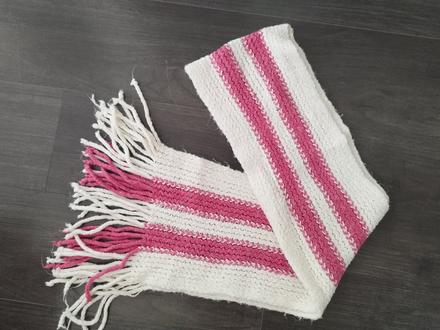 Dievčenský biely šál,