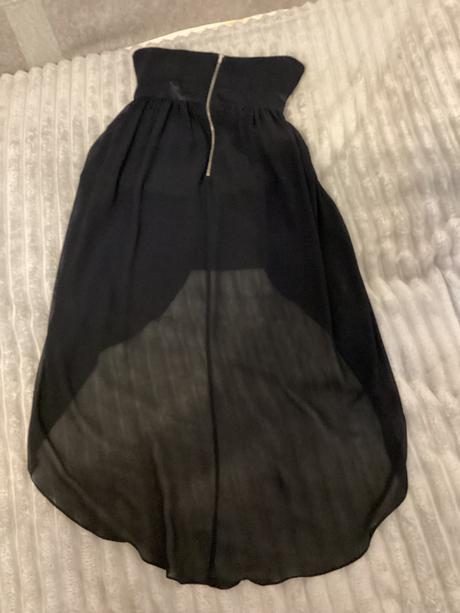 Krásne atypické šaty vzadu na zips, s