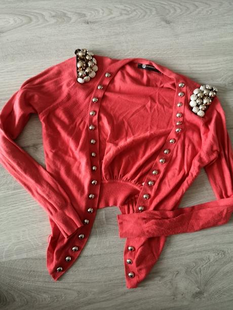 Zaujímavý svetrík s aplikáciou na ramenách, 