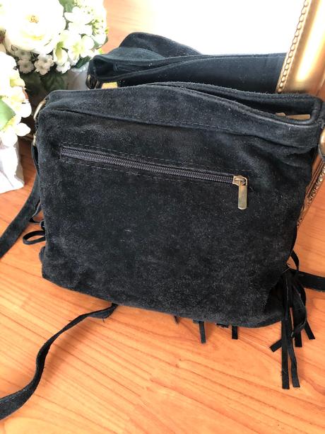 Kožená strapcová kabelka v čiernom,