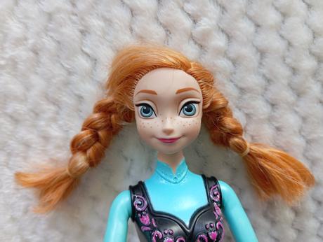 Barbie mattel anna na korčuliach, 