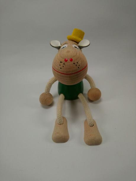 Drevené zvieratko ovečka s klobúčikom, 13 cm,