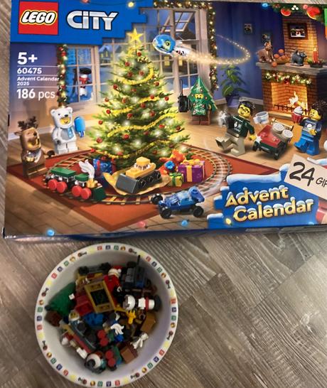 Lego city adventný kalendár 60475,