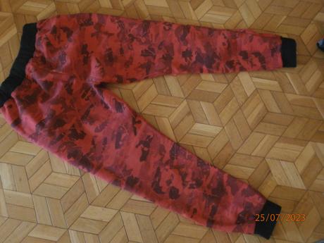 Červené tepláky, m