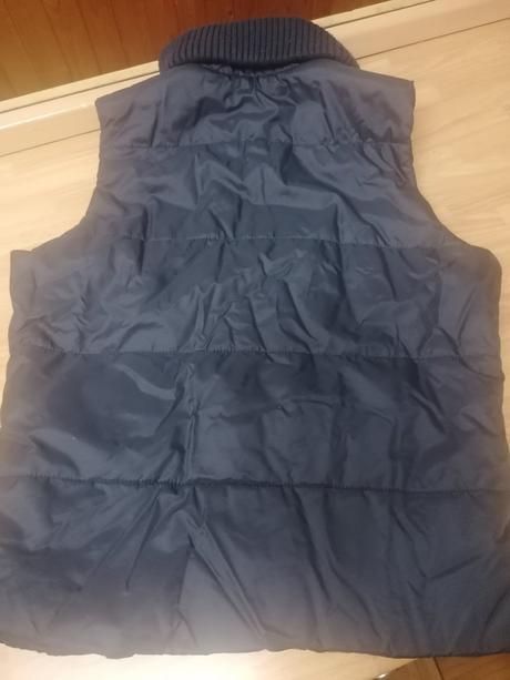 Čierna vetrovka bez rukávov, 34