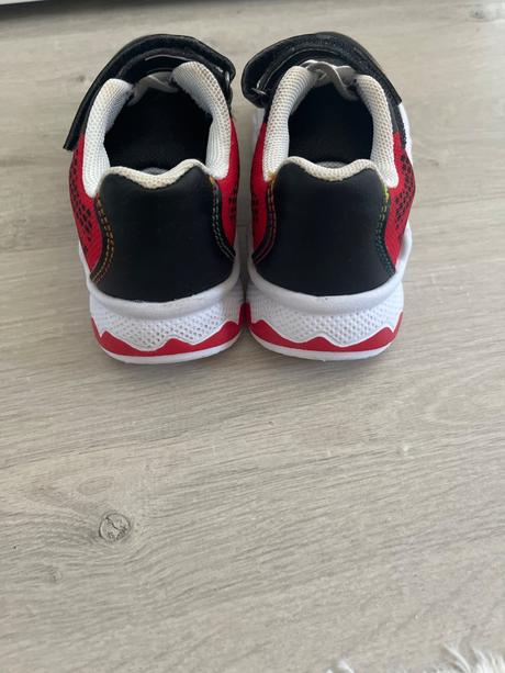 Svietiace tenisky, 26