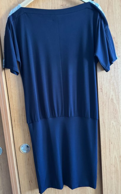 Omega modré šaty s netopierími rukávmi, s