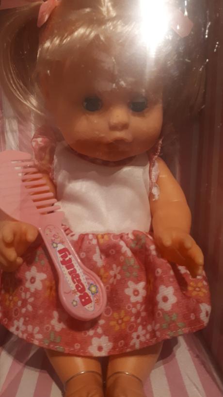 Žmurkacia bábika s hrebeňom,