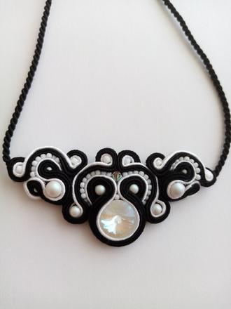 Sutaškový náhrdelník,