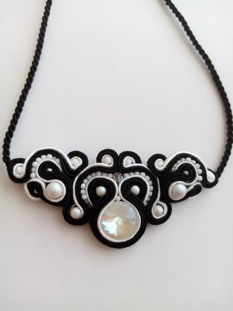 Sutaškový náhrdelník,