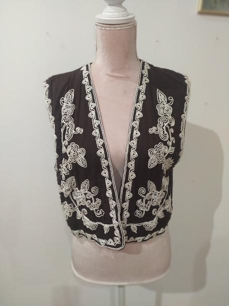 Vesta s výšivkou, zara,m