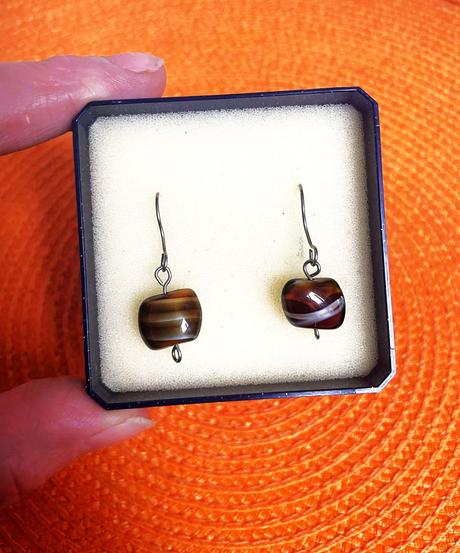 Náušnice z achátu, 