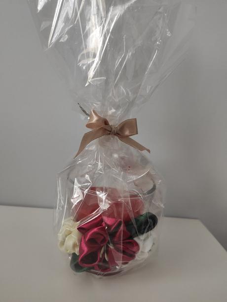 Sviečka v skle ozdobená kvietkami, 