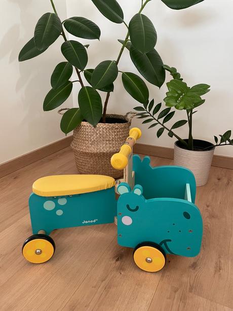 Janod drevený hrošík s košíkom na hračky,