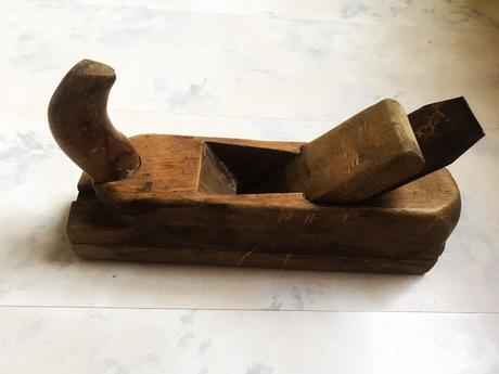Starý masívny drevený hoblík, 