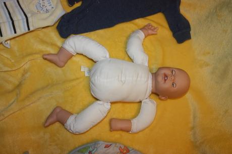 Smejúce sa  chou chou bábo 42 cm aj s nosičom, 