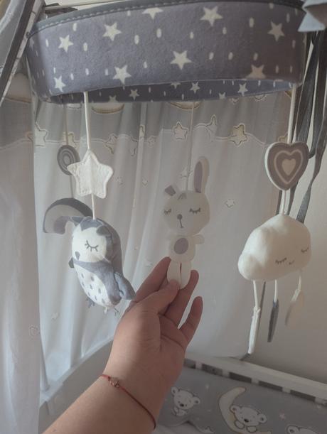 Detský kolotoč nad postieľku,