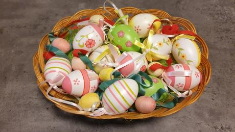 Košík s veľkonočnými vajíčkami,