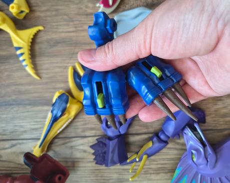 Hasbro hybridné dinosaury,