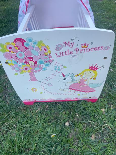 Postieľka pre bábiky, 