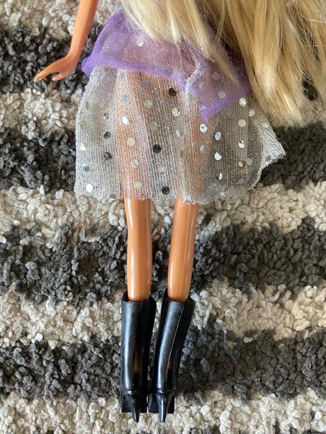 Blond bábika v čižmách, 